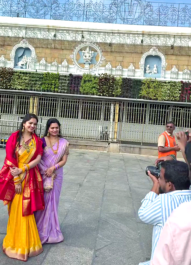 Bigg Boss Fame Ashwini Sri Visited Tirumala Photos Goes Viral14