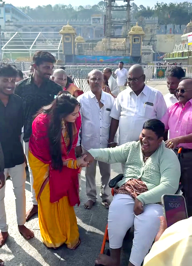 Bigg Boss Fame Ashwini Sri Visited Tirumala Photos Goes Viral15