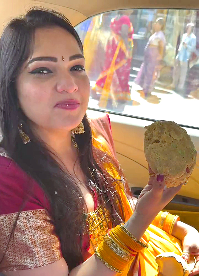 Bigg Boss Fame Ashwini Sri Visited Tirumala Photos Goes Viral16