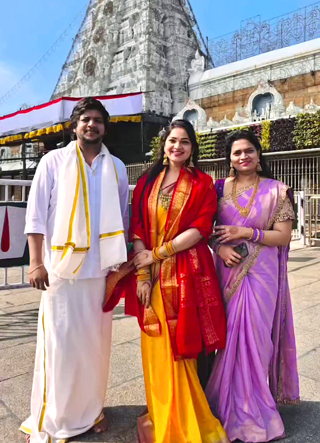 Bigg Boss Fame Ashwini Sri Visited Tirumala Photos Goes Viral2