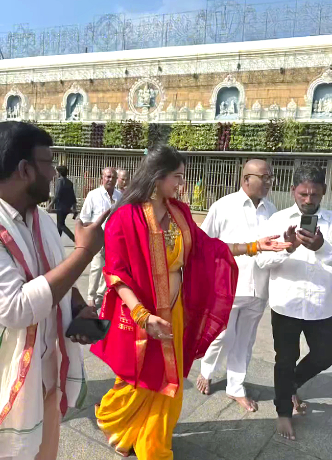 Bigg Boss Fame Ashwini Sri Visited Tirumala Photos Goes Viral3