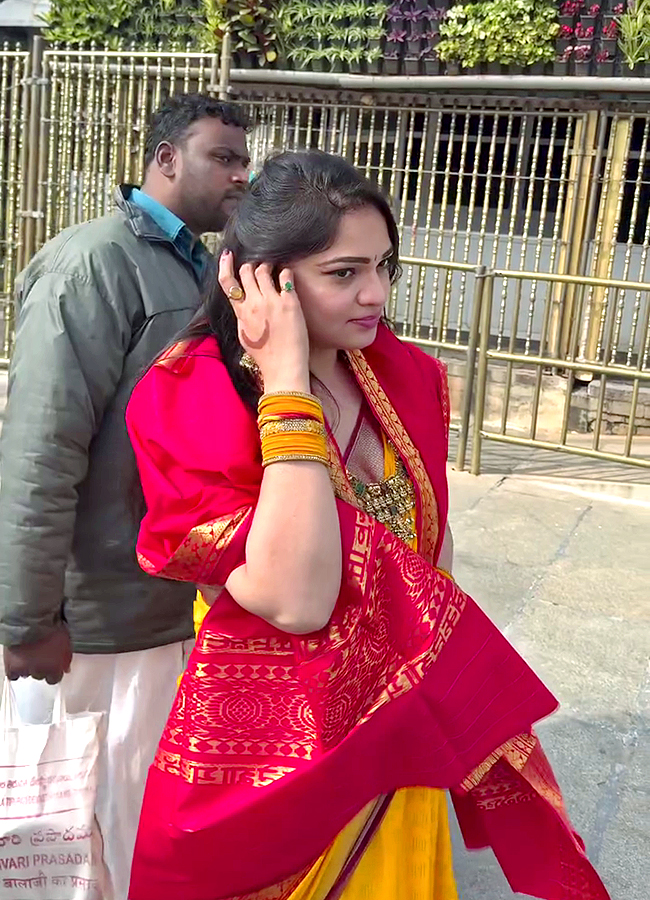 Bigg Boss Fame Ashwini Sri Visited Tirumala Photos Goes Viral4