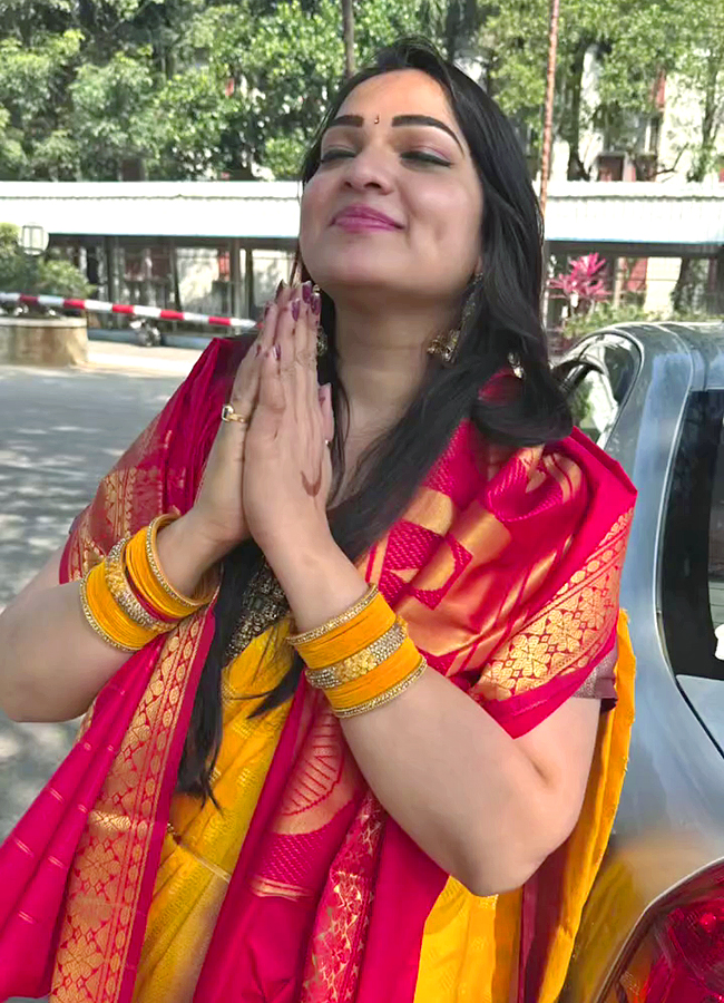 Bigg Boss Fame Ashwini Sri Visited Tirumala Photos Goes Viral5