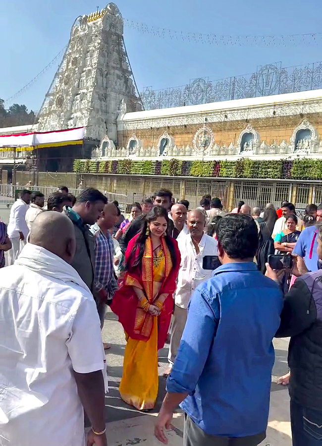 Bigg Boss Fame Ashwini Sri Visited Tirumala Photos Goes Viral6