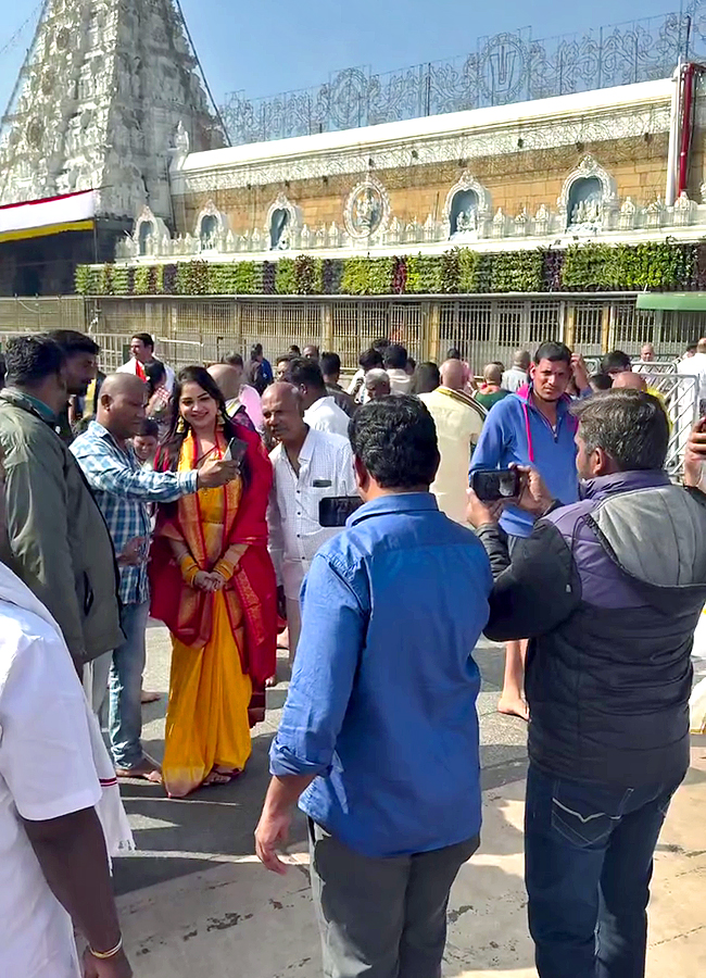 Bigg Boss Fame Ashwini Sri Visited Tirumala Photos Goes Viral7