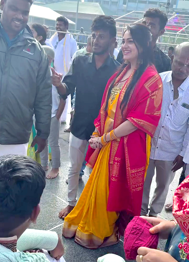 Bigg Boss Fame Ashwini Sri Visited Tirumala Photos Goes Viral8