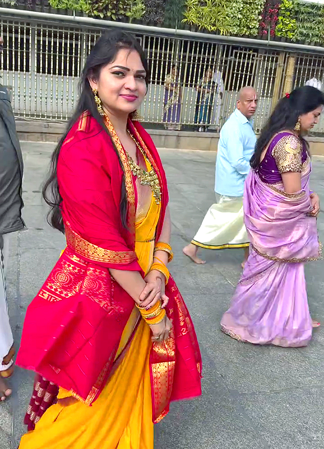 Bigg Boss Fame Ashwini Sri Visited Tirumala Photos Goes Viral9