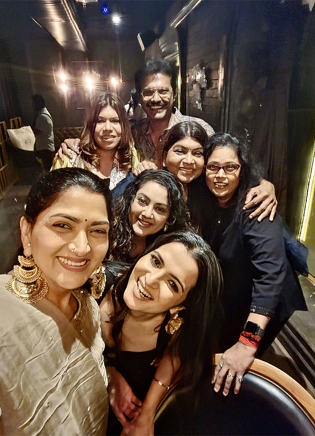 Khushbu hosts birthday bash for Sundar C photos goes viral10