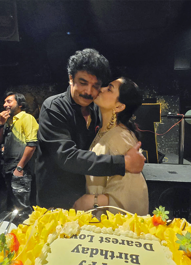 Khushbu hosts birthday bash for Sundar C photos goes viral15