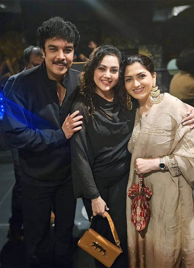 Khushbu hosts birthday bash for Sundar C photos goes viral23