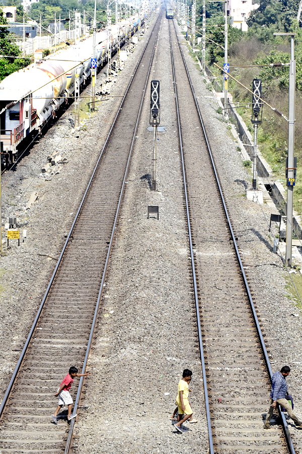 People still careless while crossing Railway level cross11