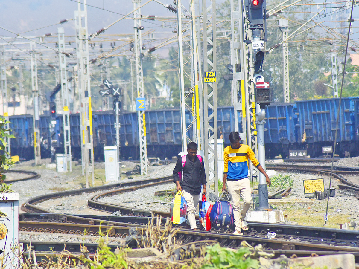 People still careless while crossing Railway level cross12