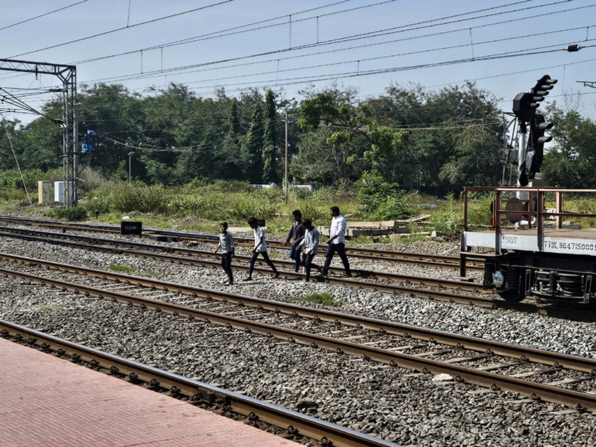 People still careless while crossing Railway level cross13