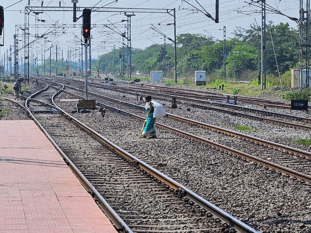 People still careless while crossing Railway level cross14