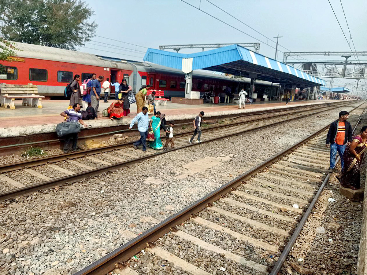 People still careless while crossing Railway level cross15