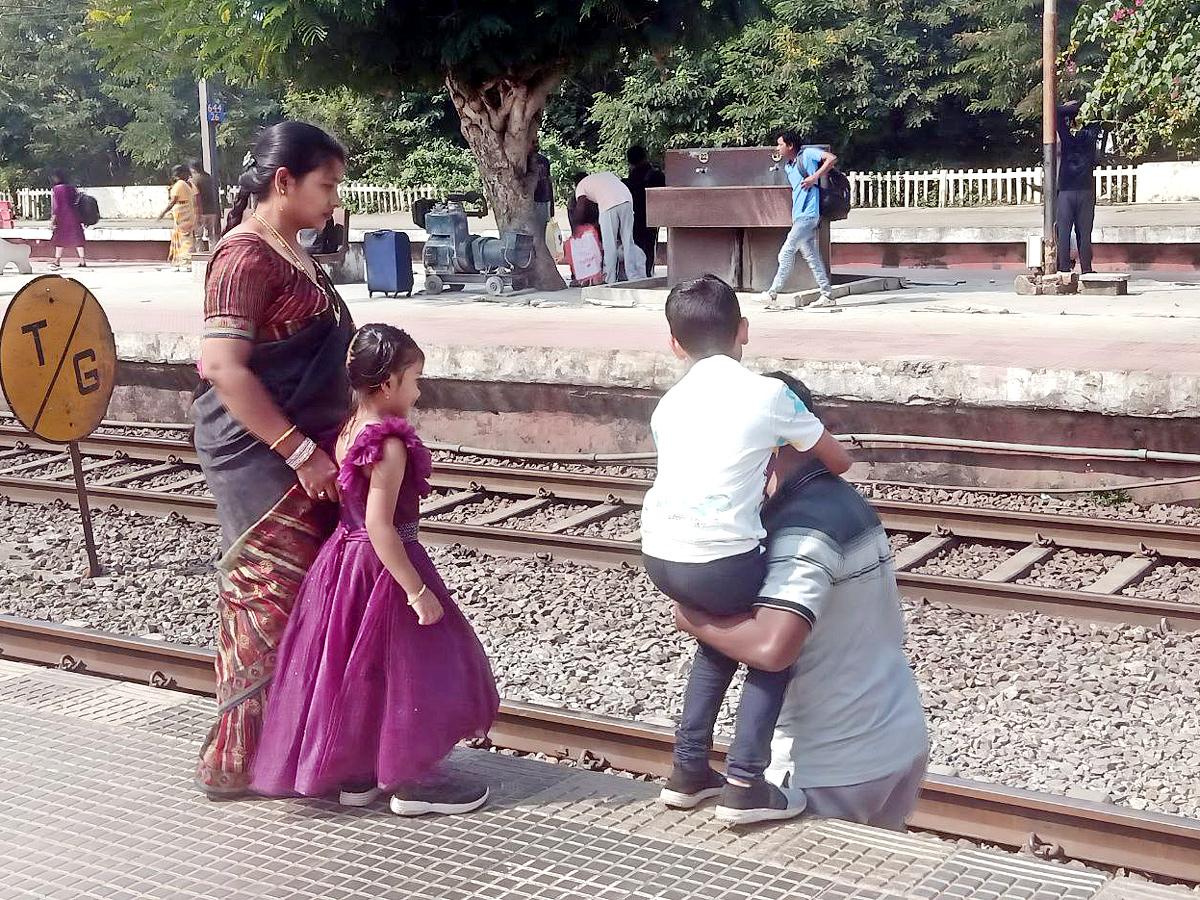 People still careless while crossing Railway level cross16