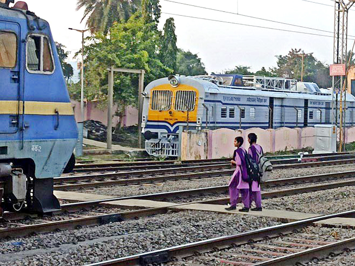 People still careless while crossing Railway level cross17