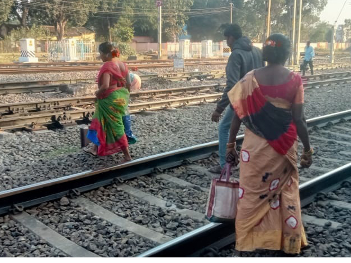 People still careless while crossing Railway level cross18