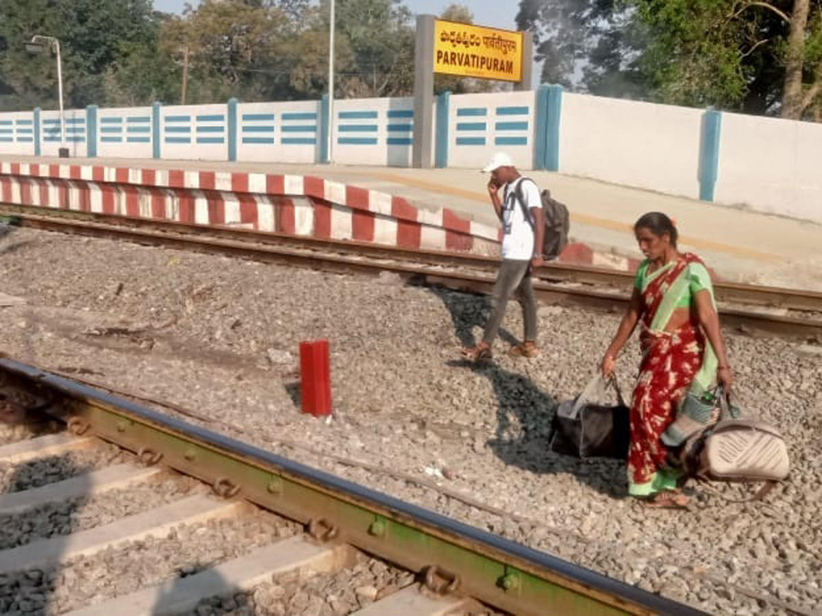 People still careless while crossing Railway level cross19