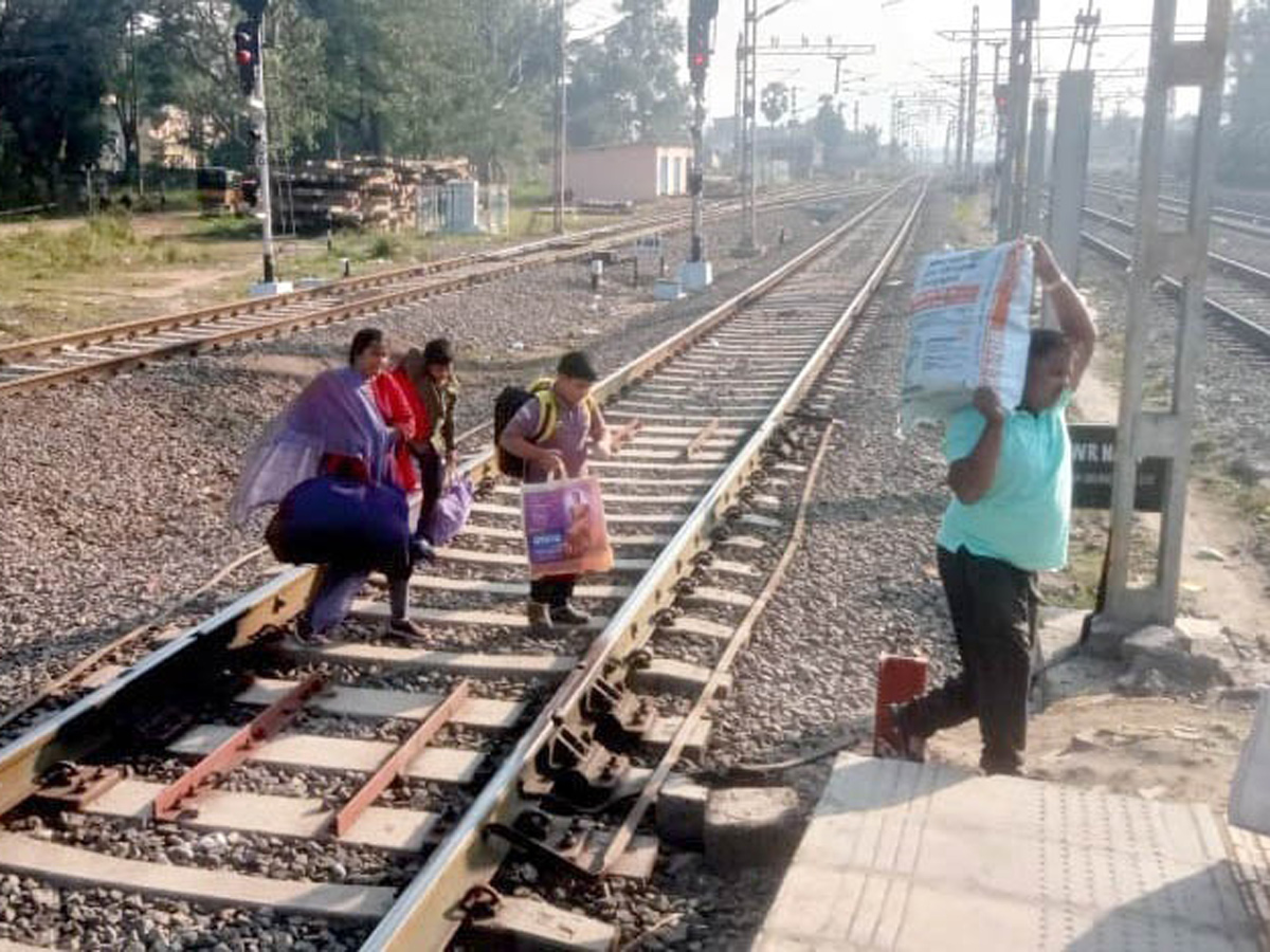 People still careless while crossing Railway level cross20