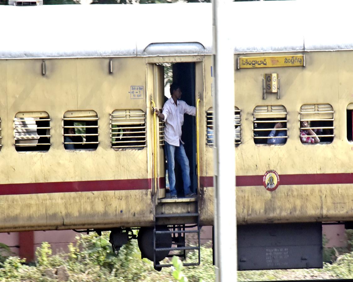 People still careless while crossing Railway level cross3