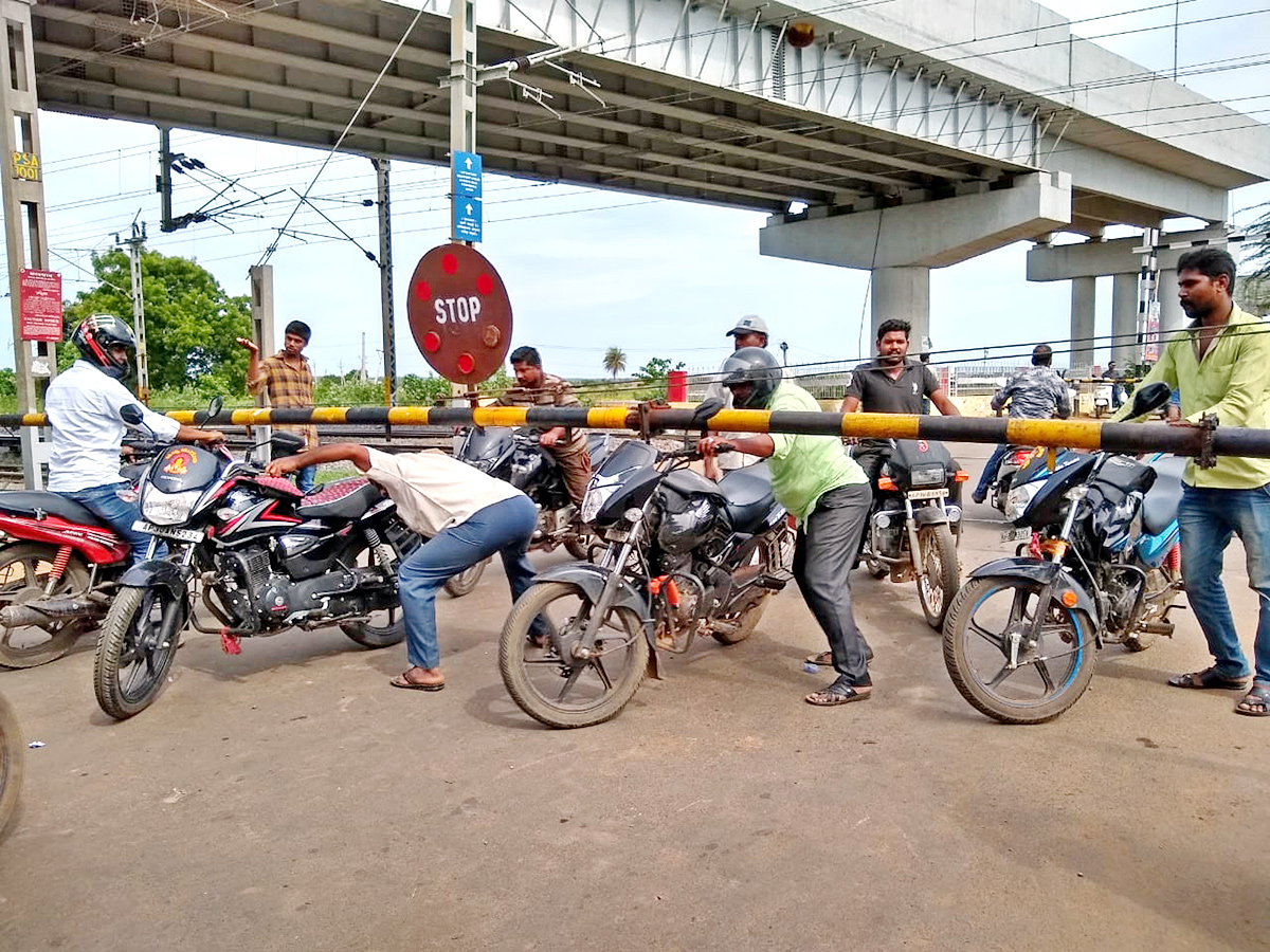 People still careless while crossing Railway level cross21