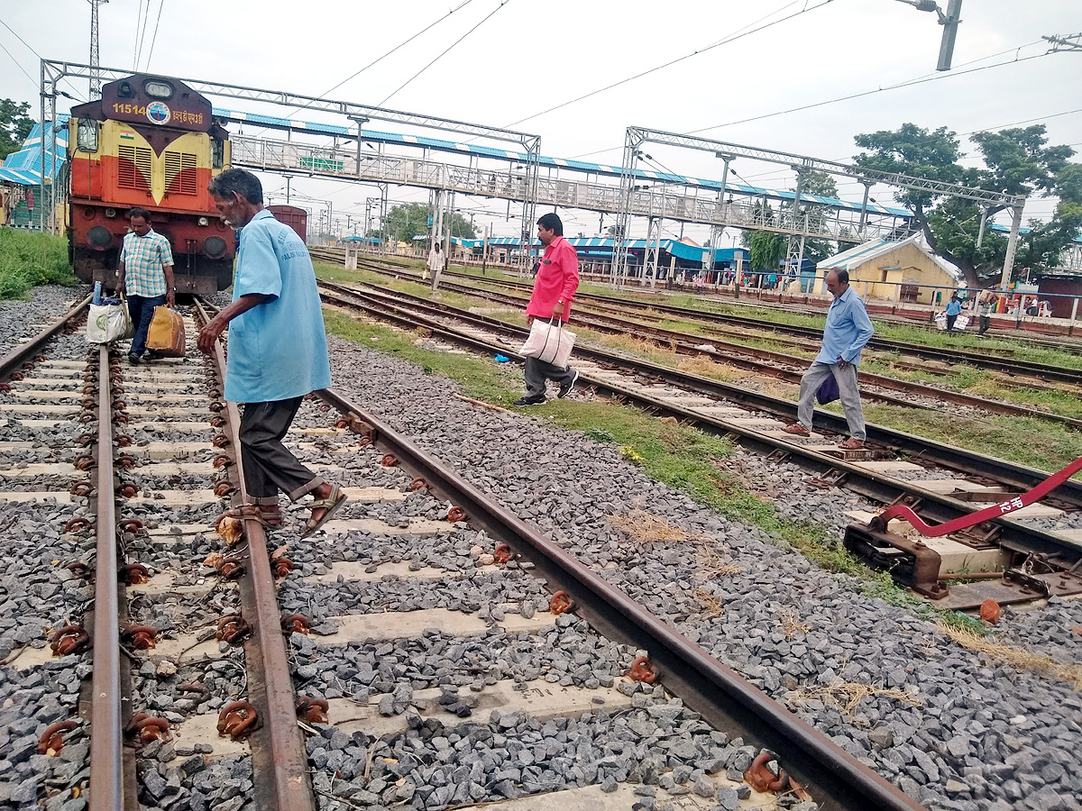 People still careless while crossing Railway level cross22