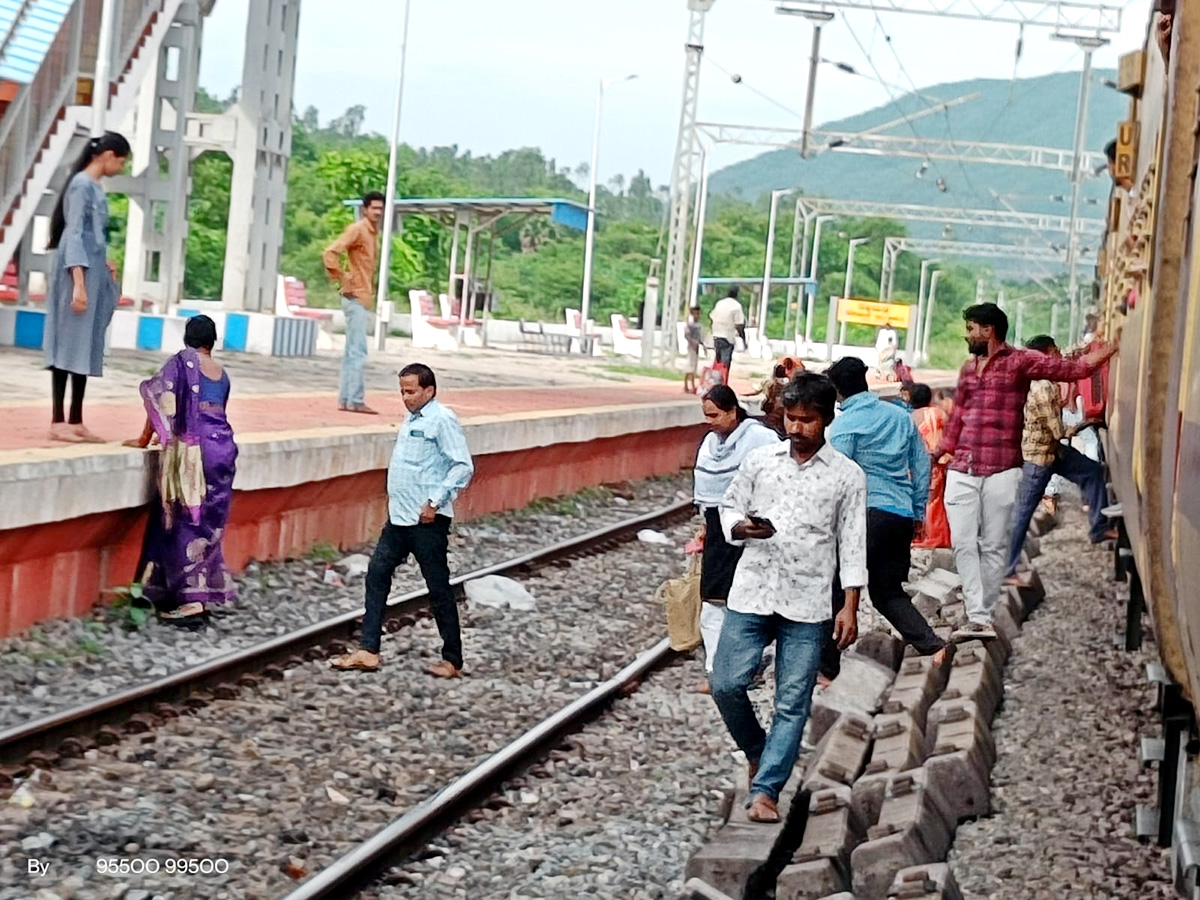 People still careless while crossing Railway level cross23