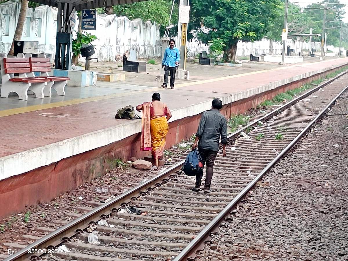 People still careless while crossing Railway level cross24