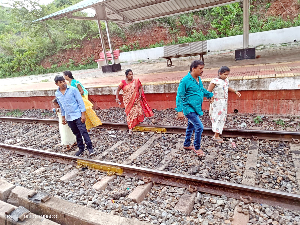 People still careless while crossing Railway level cross25