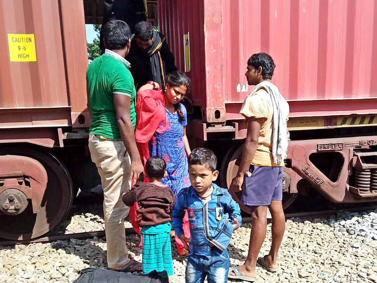 People still careless while crossing Railway level cross27