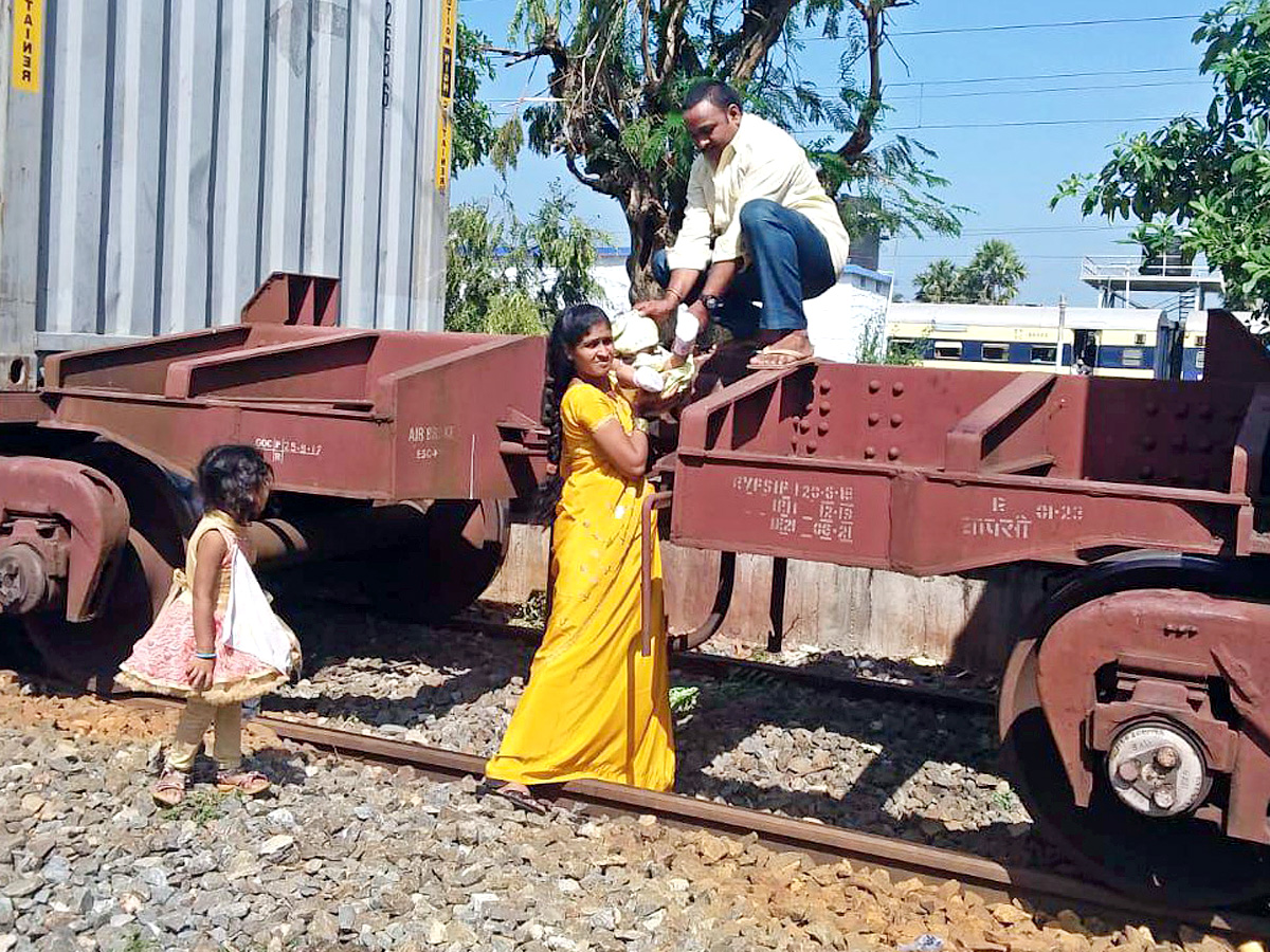 People still careless while crossing Railway level cross29