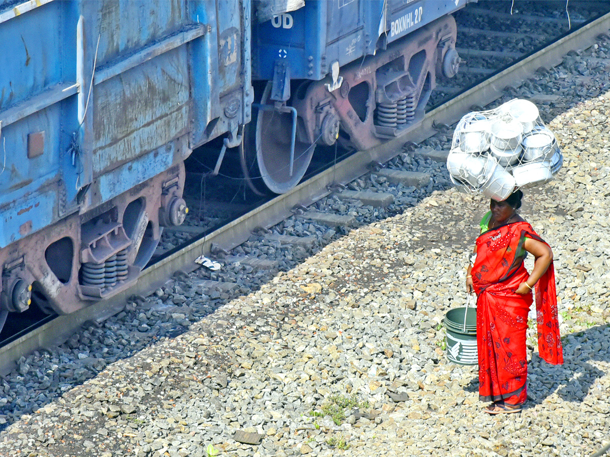 People still careless while crossing Railway level cross4