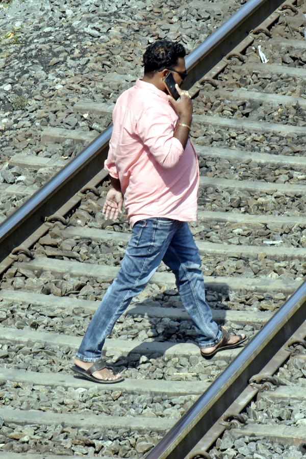 People still careless while crossing Railway level cross5