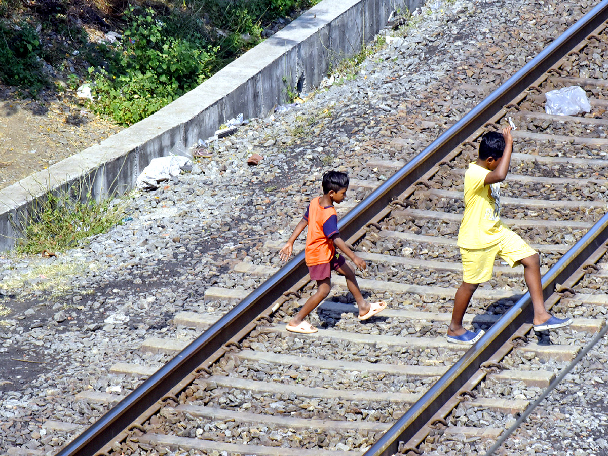 People still careless while crossing Railway level cross6