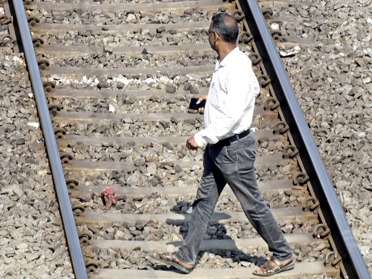 People still careless while crossing Railway level cross7