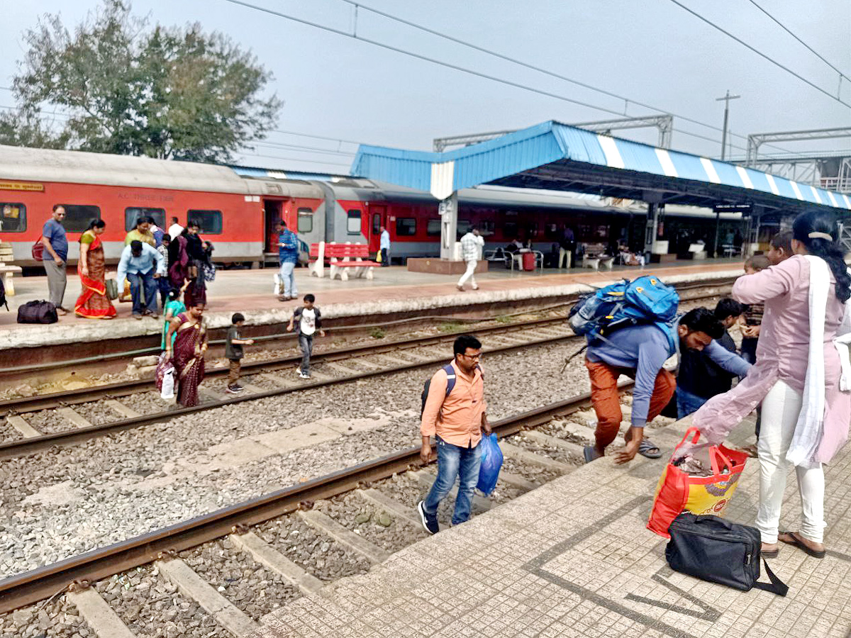 People still careless while crossing Railway level cross10