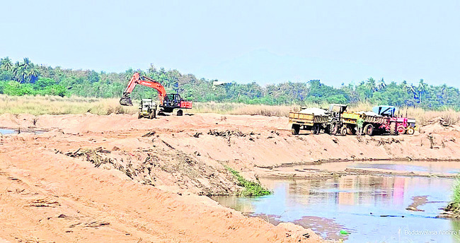 ఇసుక అక్రమ తవ్వకాలపై సబ్‌కలెక్టర్‌ సీరియస్‌ 1