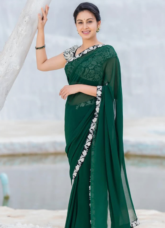 Abhinaya Looks Gorgeous In Green Saree: Photos9