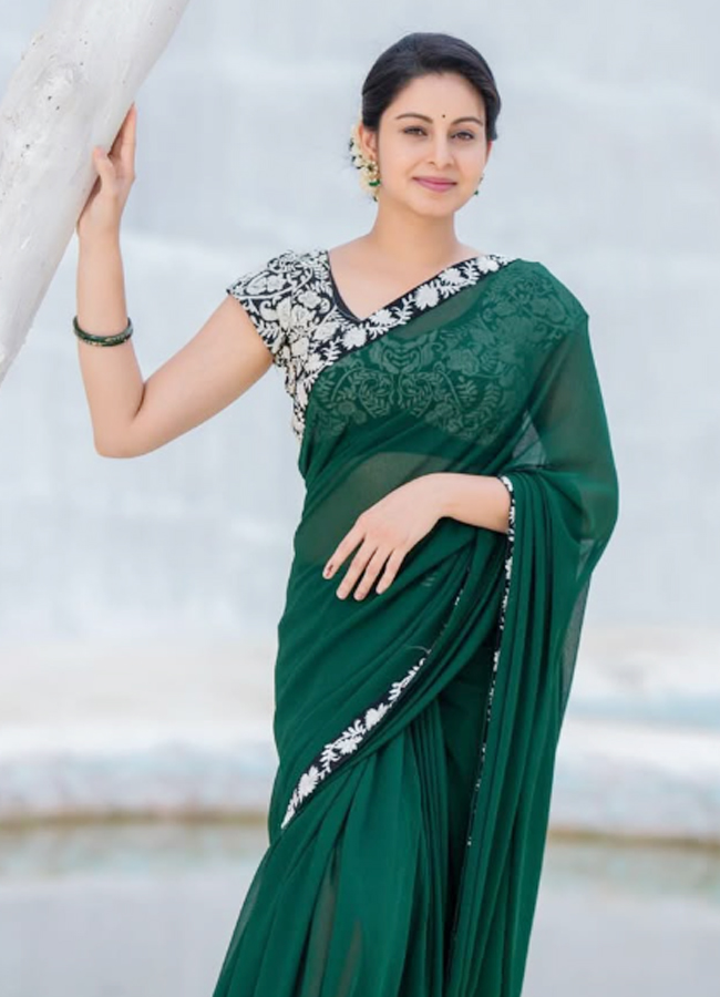 Abhinaya Looks Gorgeous In Green Saree: Photos10