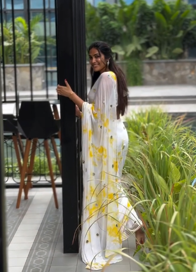 Bigg Boss Fame Divi Vadthya Stuns in gold yellow Saree Glam Latest Photos11