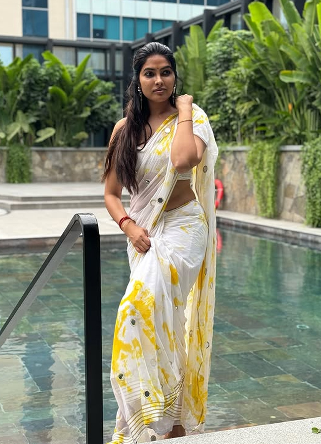 Bigg Boss Fame Divi Vadthya Stuns in gold yellow Saree Glam Latest Photos13