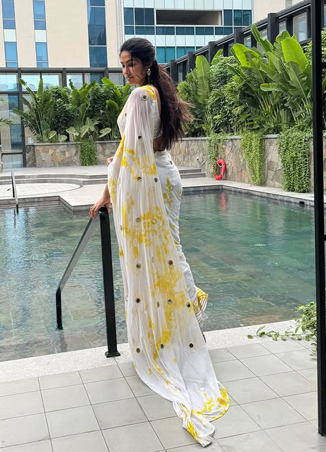 Bigg Boss Fame Divi Vadthya Stuns in gold yellow Saree Glam Latest Photos15