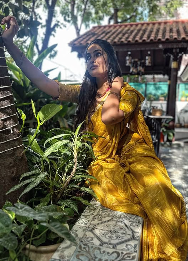 Bigg Boss Fame Divi Vadthya Stuns in gold yellow Saree Glam Latest Photos3