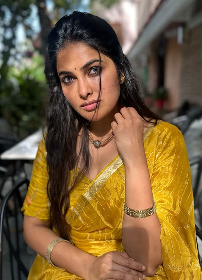 Bigg Boss Fame Divi Vadthya Stuns in gold yellow Saree Glam Latest Photos5