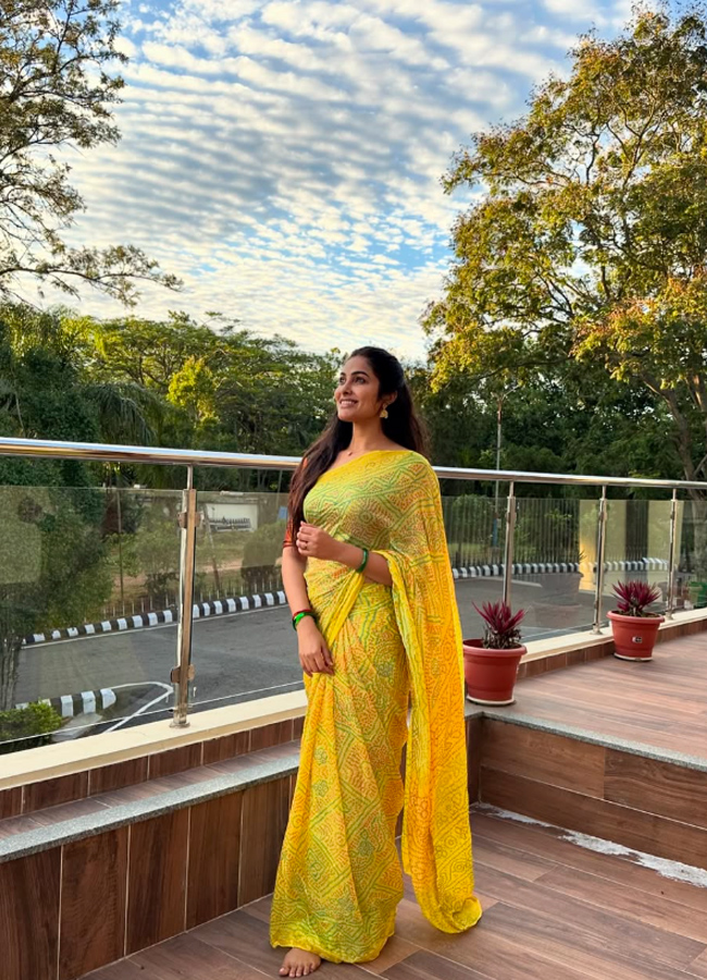 Bigg Boss Fame Divi Vadthya Stuns in gold yellow Saree Glam Latest Photos6