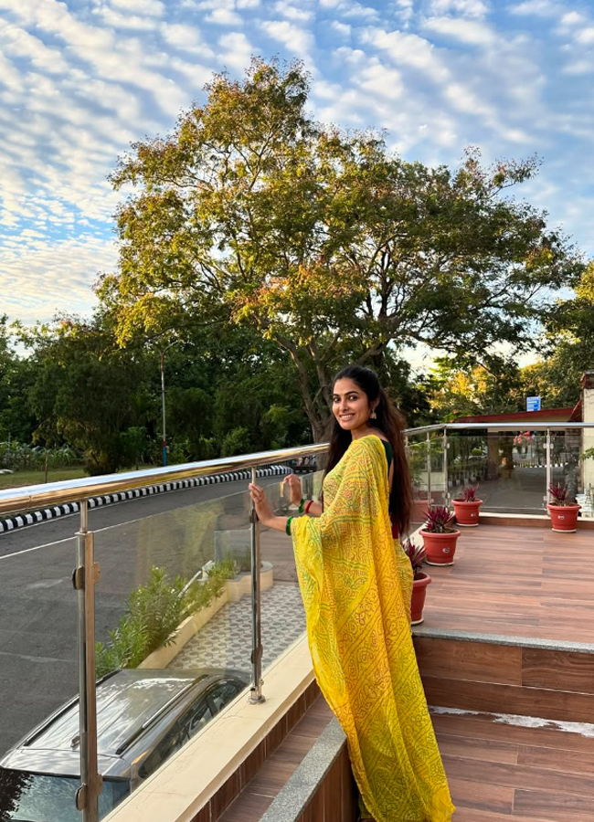 Bigg Boss Fame Divi Vadthya Stuns in gold yellow Saree Glam Latest Photos7