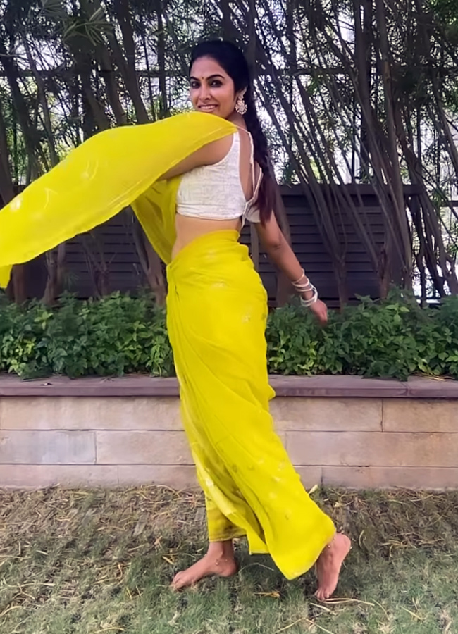 Bigg Boss Fame Divi Vadthya Stuns in gold yellow Saree Glam Latest Photos9