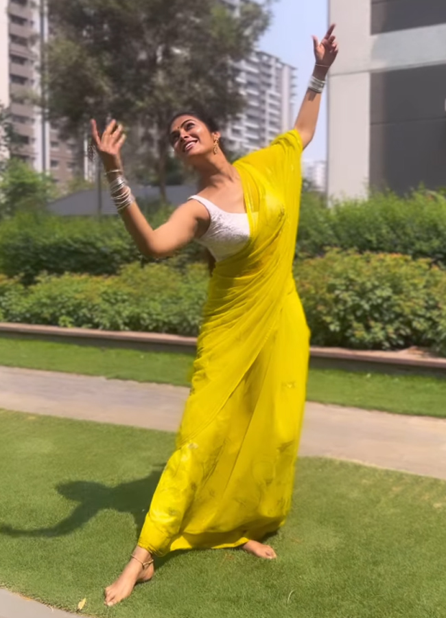 Bigg Boss Fame Divi Vadthya Stuns in gold yellow Saree Glam Latest Photos10