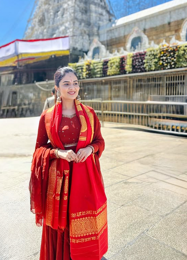 Anchor Srimukhi Gajaraju blesses her in Tirumala 2